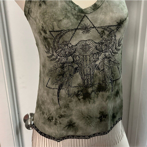 NWT women’s green tie dye cattle head vneck tasseled tank top by Liberty wear - Picture 3 of 9